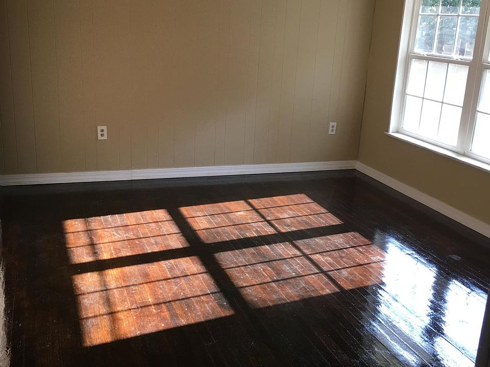 2nd image of 720 Desoto Pl
