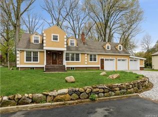 25 Robertson Dr, Pearl River, NY 10965