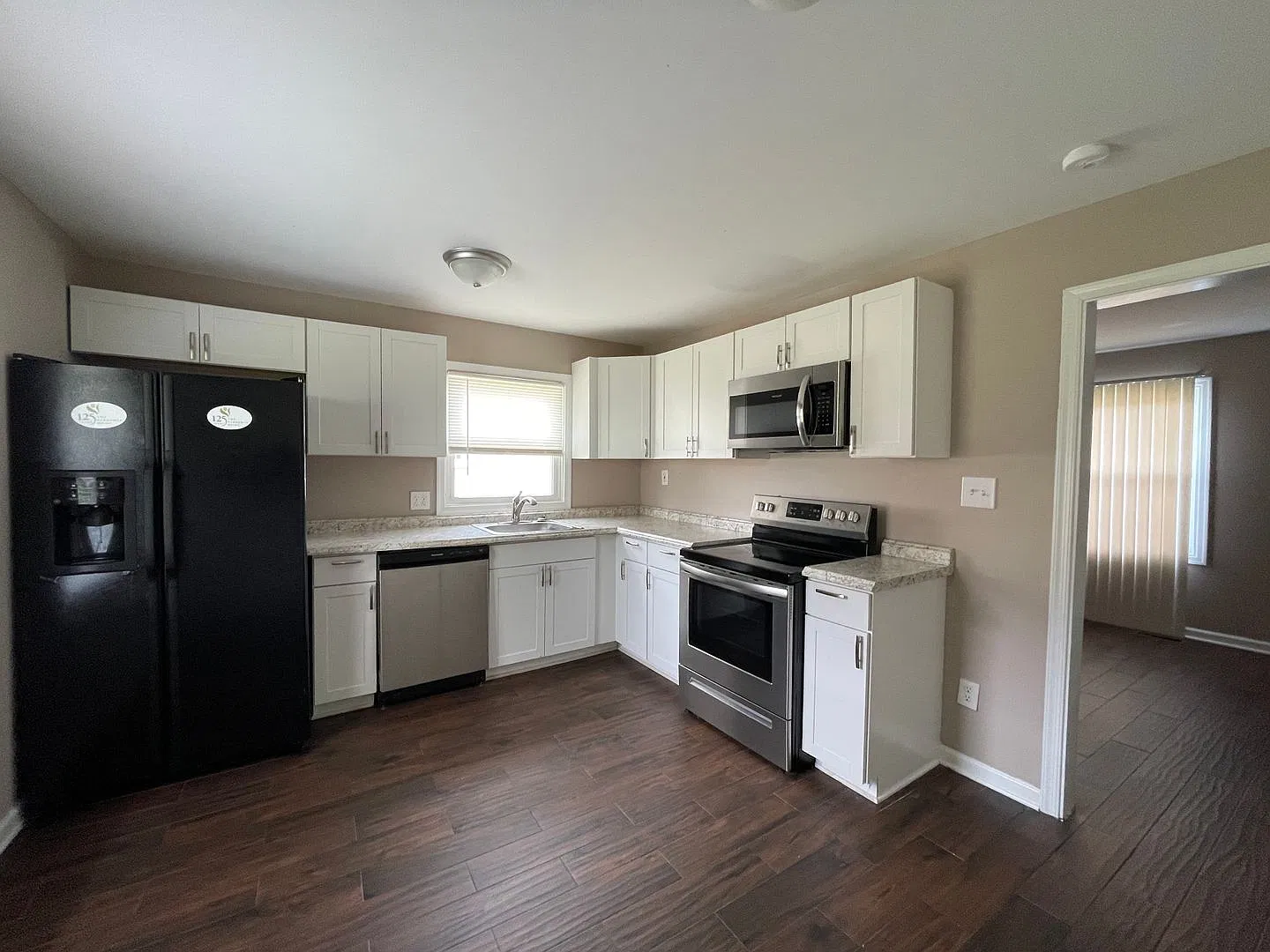 3-bedroom 1 full bath ranch style home — Photo 4