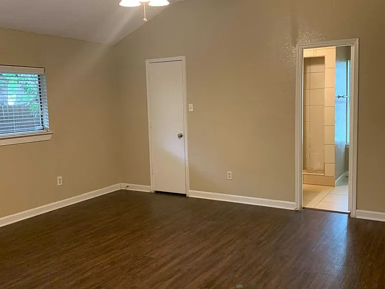 2621 Carrington Ln — Photo 6