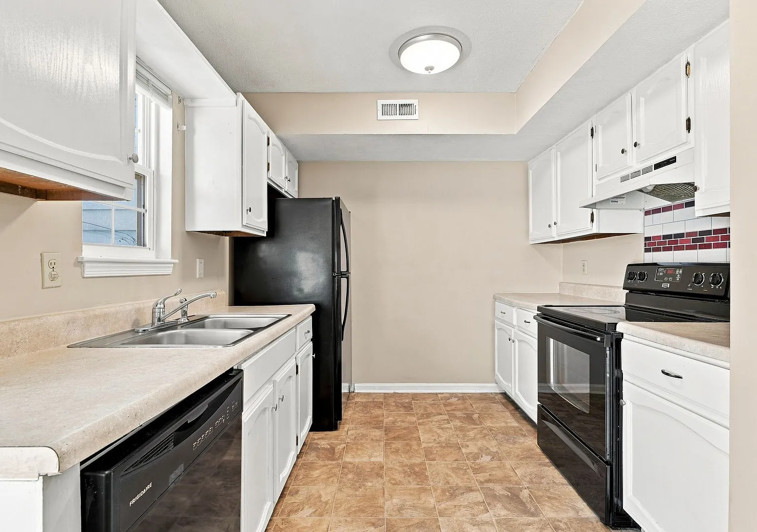 3 bed, 1.5 bath, 1152 sqft, $1,495 — Photo 3