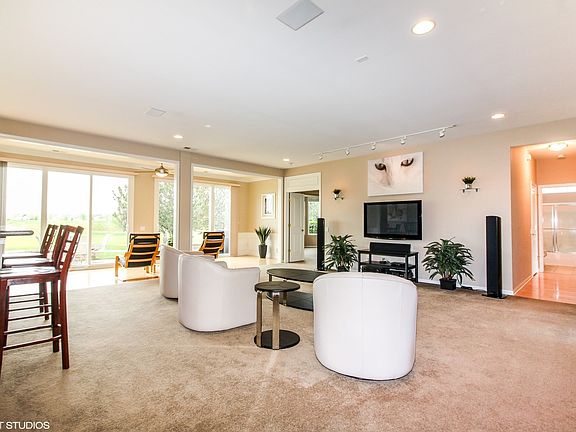 GREATROOM HAS RECESSED AND ACCENT LIGHTING!
