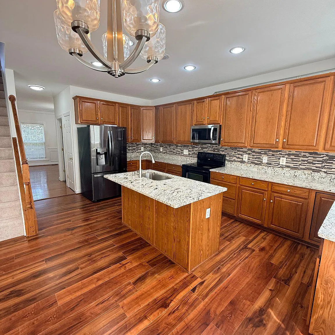 4 bed, 3.5 bath, 3440 sqft, $4,200 — Photo 2