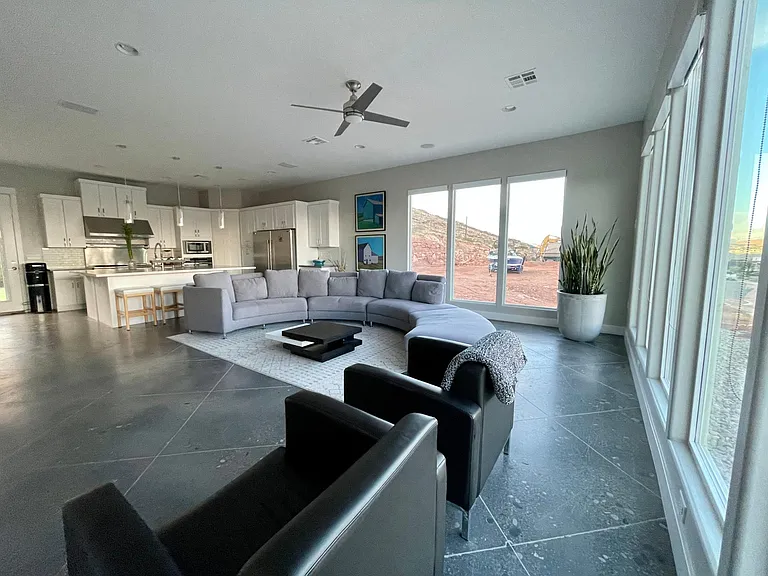 2547 E Rasmussen Dr — Photo 2