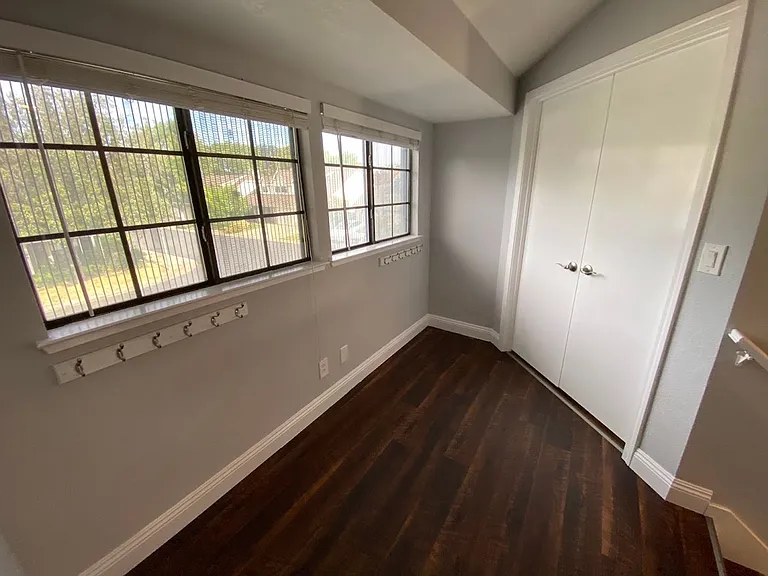 2545 Winsford Ln — Photo 22