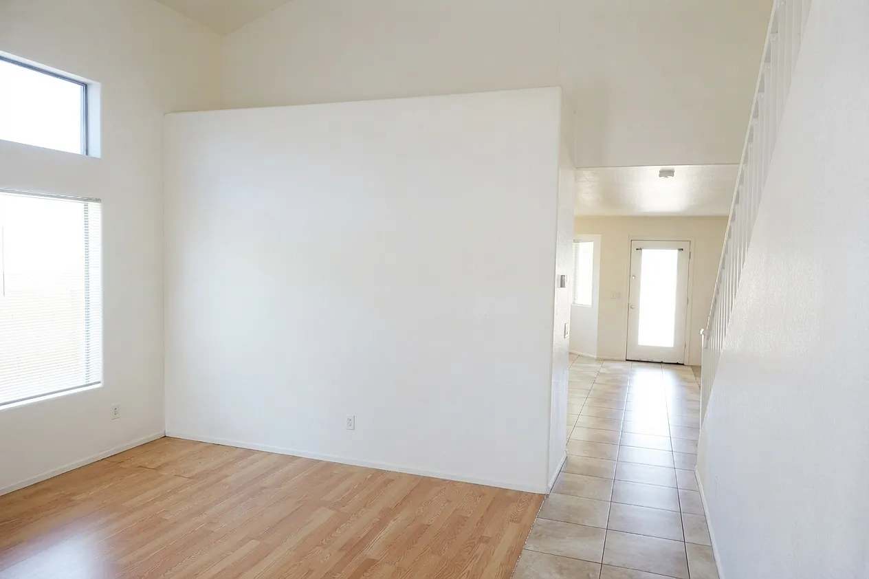 4 bed, 2433 sqft, $1,975 — Photo 4