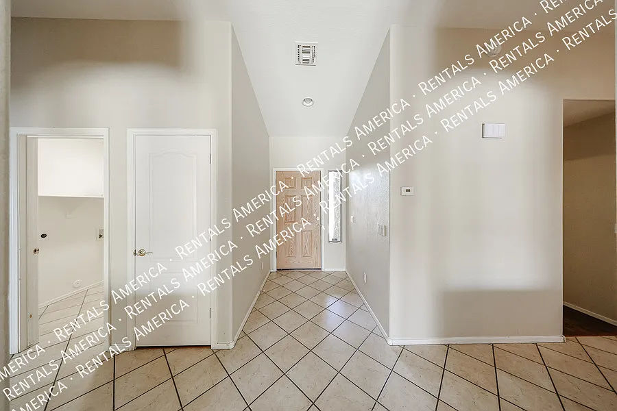Move in Ready 4 Bedroom House W/ a Pool! — Photo 4