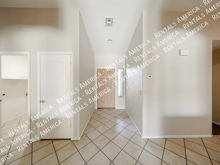 1623 E Wildhorse Pl — Photo 4