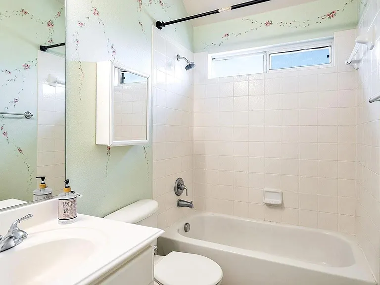 Upstair bathroom 4
