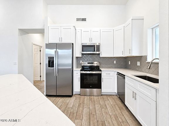 5th image of 1112 E 4TH Street