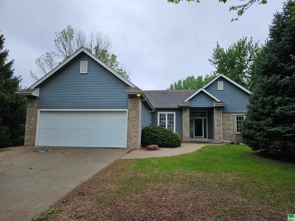 102 Levee Trl, Dakota Dunes, SD 57049