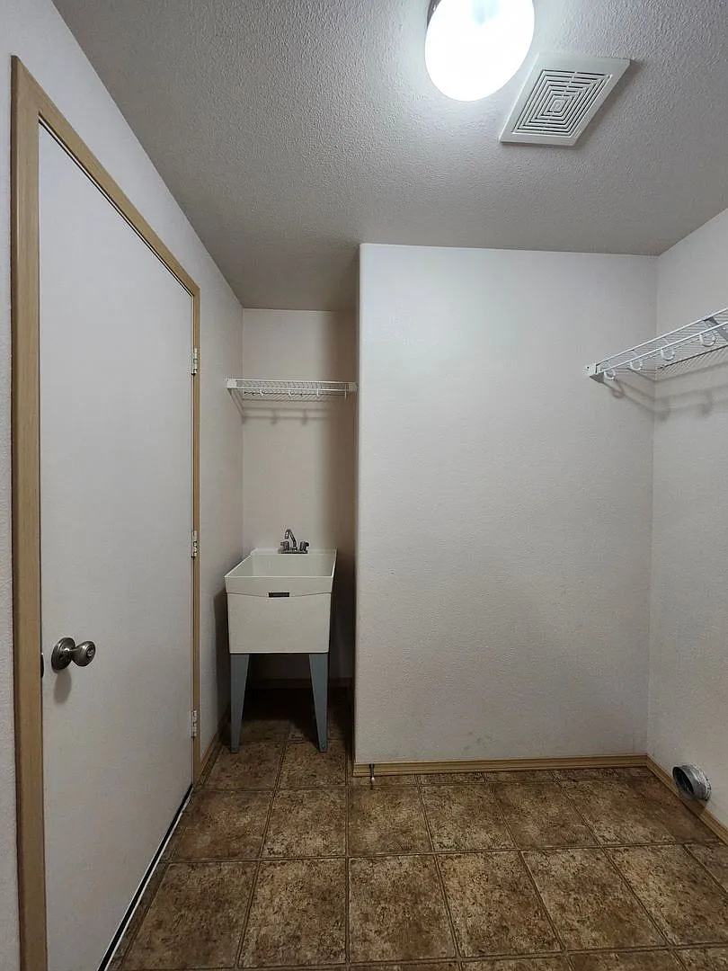 Spacious 3 bedroom/2 bath on Cul-de-Sac, 3 Car Garage! — Photo 4