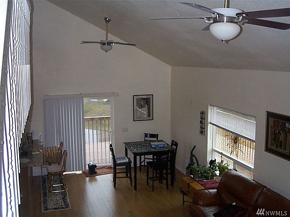 3rd image of 494 Skylark Dr SW