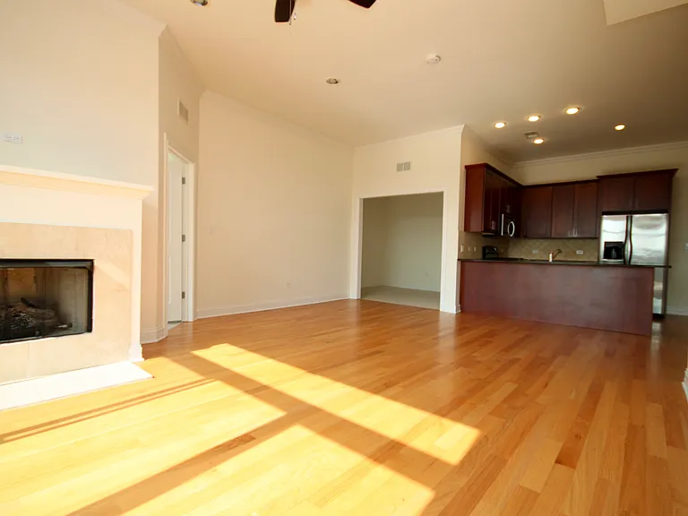 4651 N Greenview #409 — Photo 3