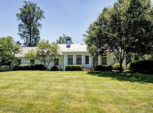 28 River Hill Rd, Indian Hills, KY 40207