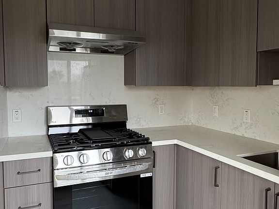 2nd image of 2410 San Mateo St #8