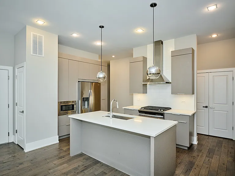 1752 W 18th Pl #1S — Photo 4