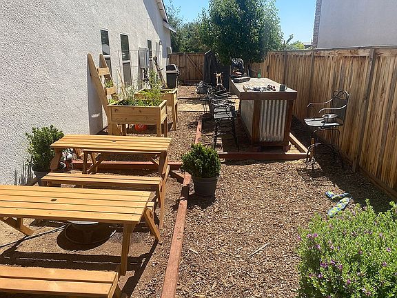 3rd image of 3819 Lynwood Way