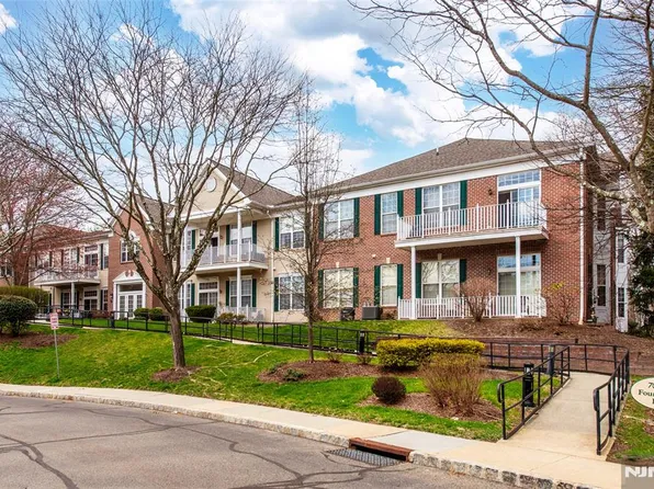 703 Four Seasons Dr, Wayne, NJ 07470