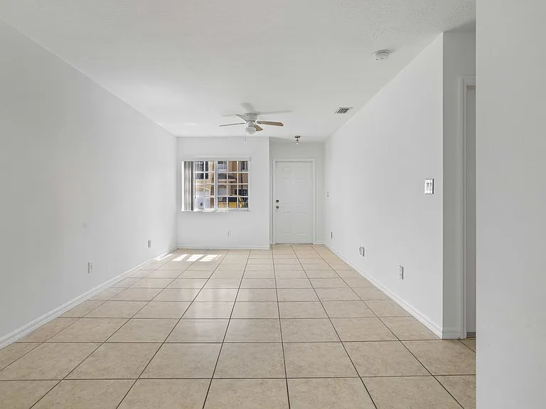 330 SW 2nd Ave #3 — Photo 4