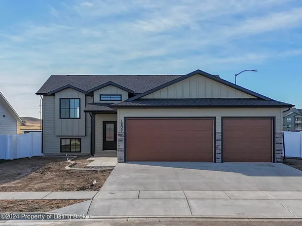 1809 17th Ave W, Dickinson, ND 58601