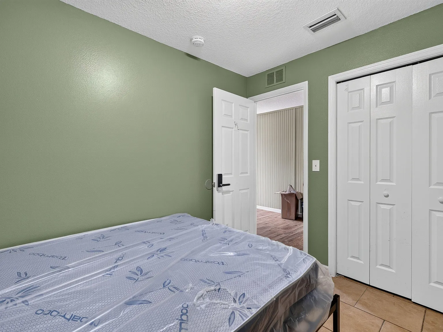 4 bed, 4.0 bath, 100 sqft, $862 — Photo 3