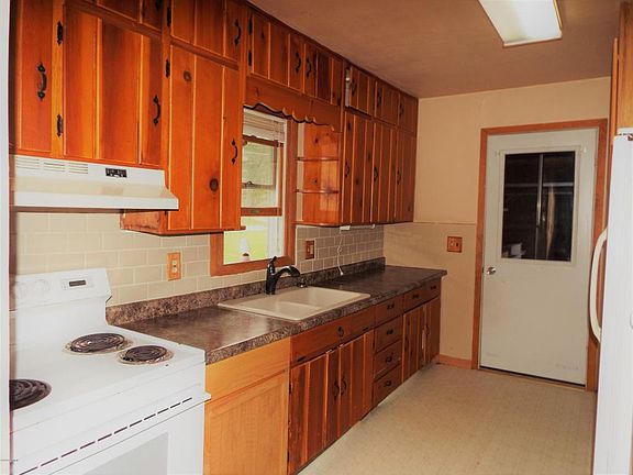 3rd image of 1592 E Wilcox Ave