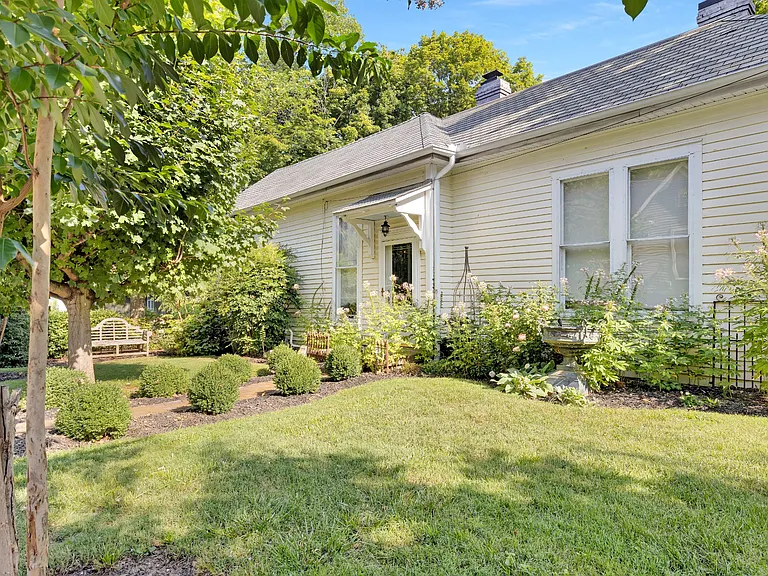 221 Walnut St — Photo 3