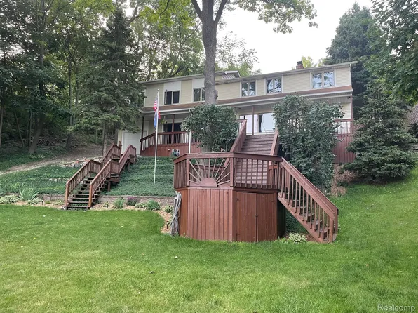 5635 Lakeview Blvd, Goodrich, MI 48438