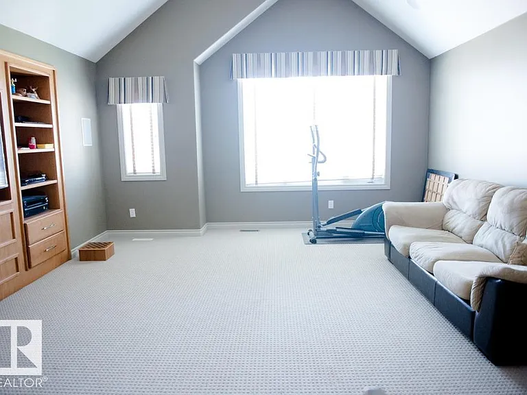 6162 Maynard Cres NW — Photo 8