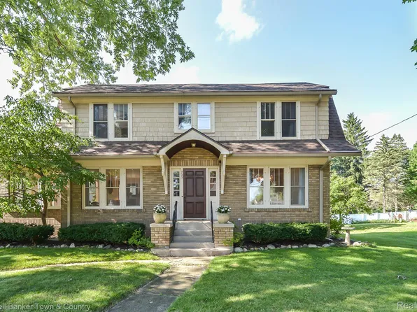 725 E Grand River Ave, Fowlerville, MI 48836