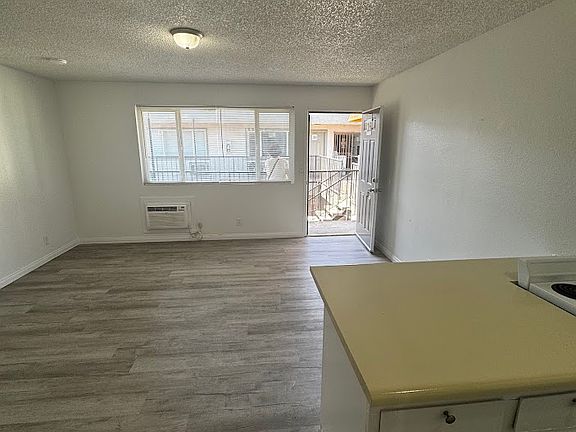 5th image of 1652 E Twain Ave