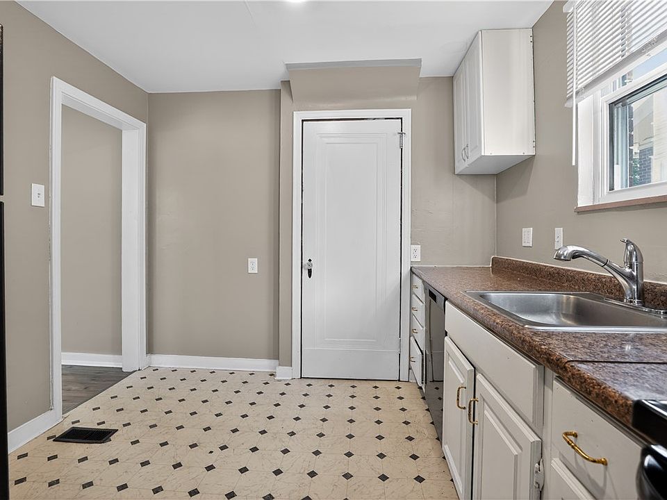 7th image of 300 McCutcheon Ln