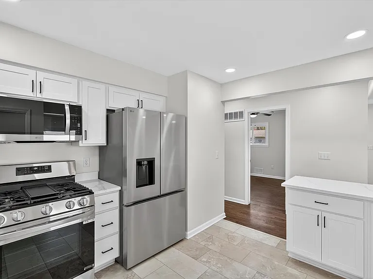 761 Elmwood Dr — Photo 5
