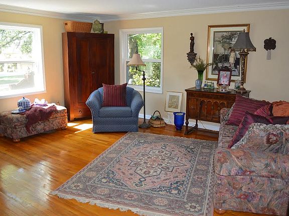 Living room w/hardwoods 