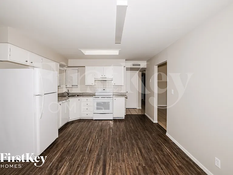 9015 N 57th Ave — Photo 6