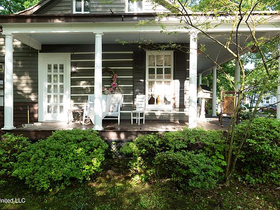 5th image of 265 E Falconer Ave