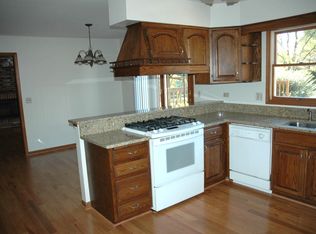 6N180 Creekside Dr, St Charles, IL 60175