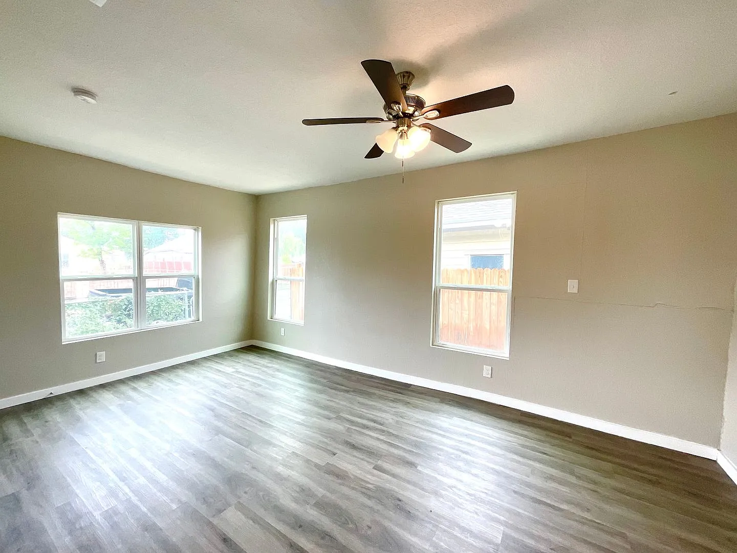 **Application Received** Move-In Ready 3bd/2ba Laminate Floors, Fenced Yard & Prime Location! Acc... — Photo 4