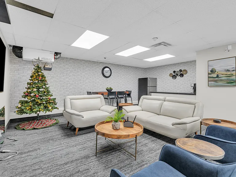 3189 King St E — Photo 13