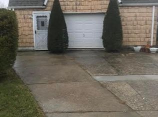 20 Barwick St, Floral Park, NY 11001