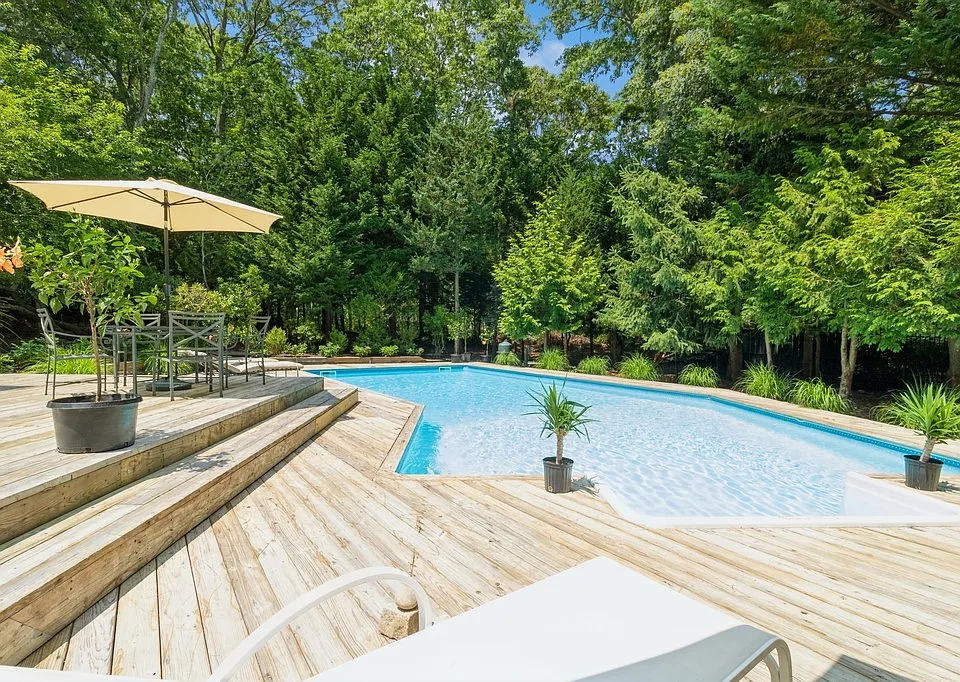 8 Bay Woods Dr