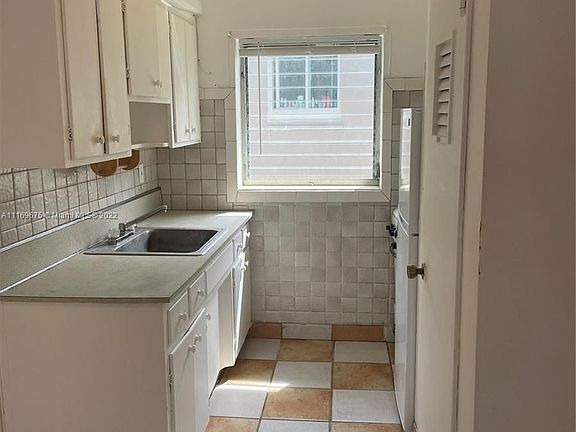 5th image of 8210 Byron Ave #22