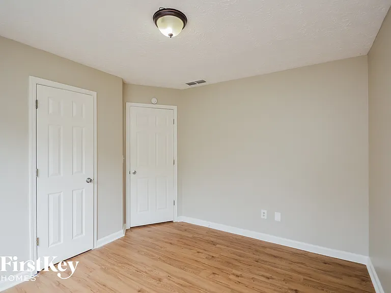 220 Lakefront Dr — Photo 11