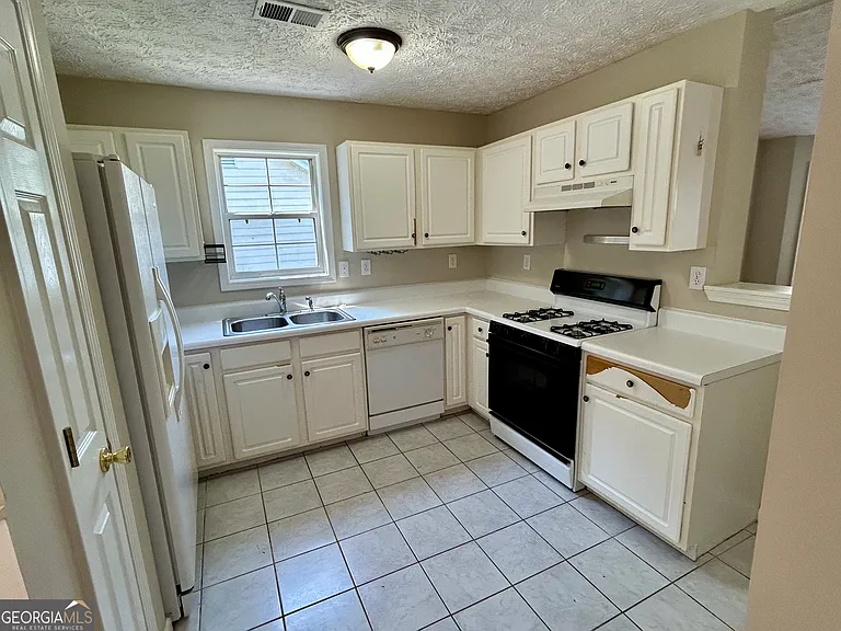 1061 Athena Ct — Photo 7