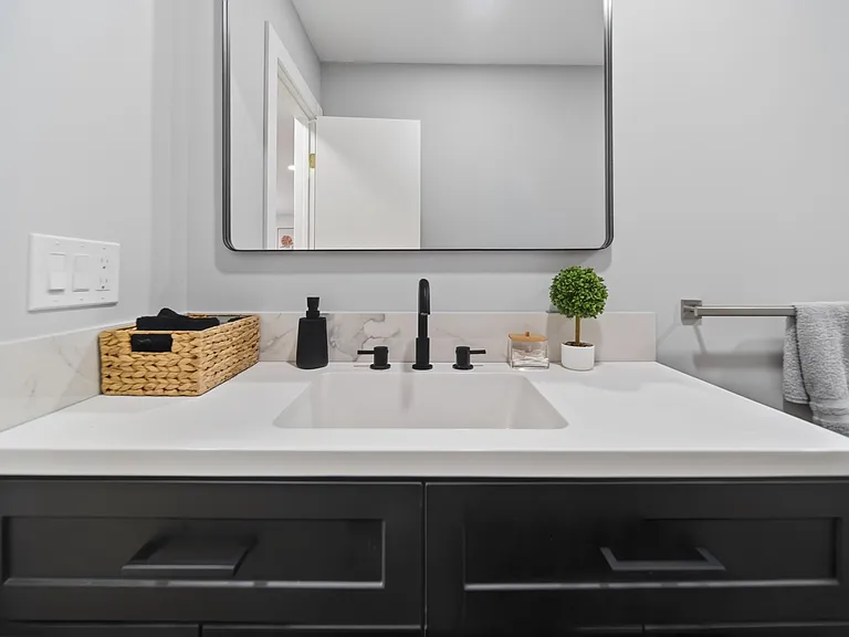 1547 Woodlawn Ave — Photo 14