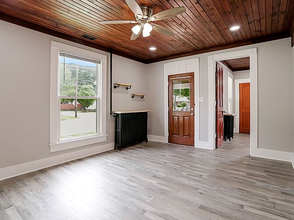 4th image of 302 N Broadway St