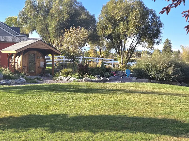889 Capistrano NW — Photo 30