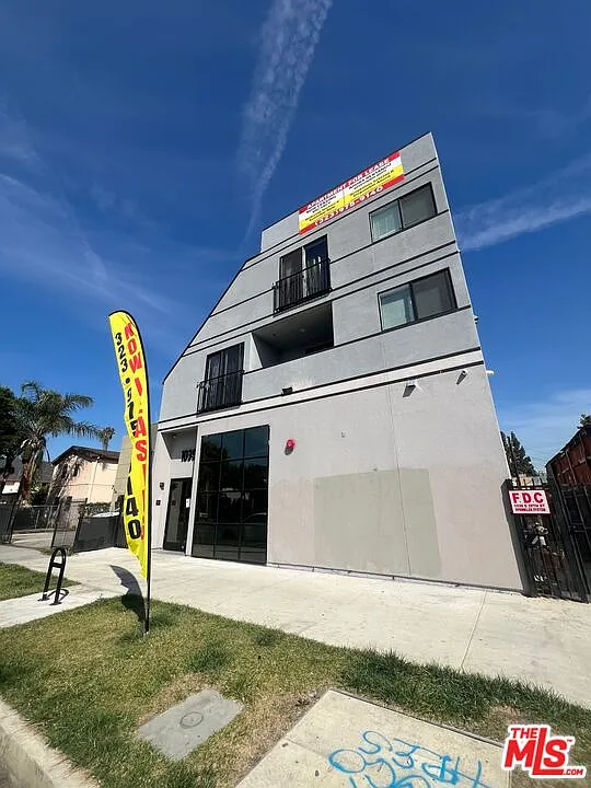 Building Photo - 1039 E 28th St #207