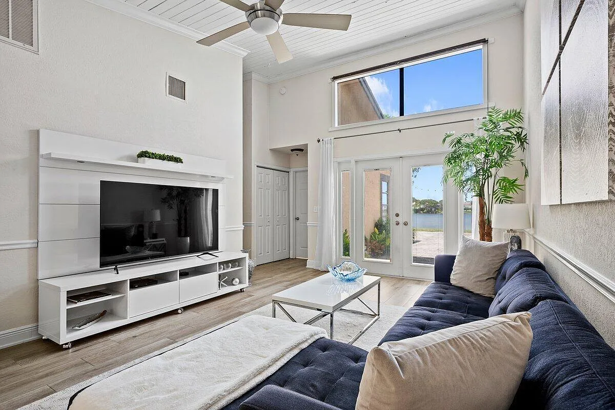 3 bed, 2.0 bath, 1141 sqft, $5,250 — Photo 2